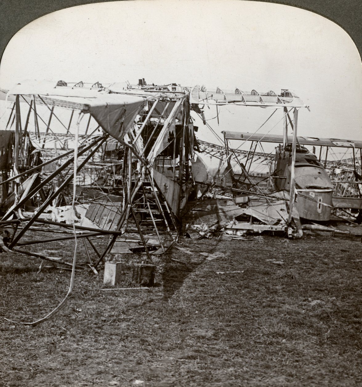 Naufrágio de um bombardeiro alemão que tentou romper a defesa aérea, Primeira Guerra Mundial, 1914-1918. de Realistic Travels Publishers
