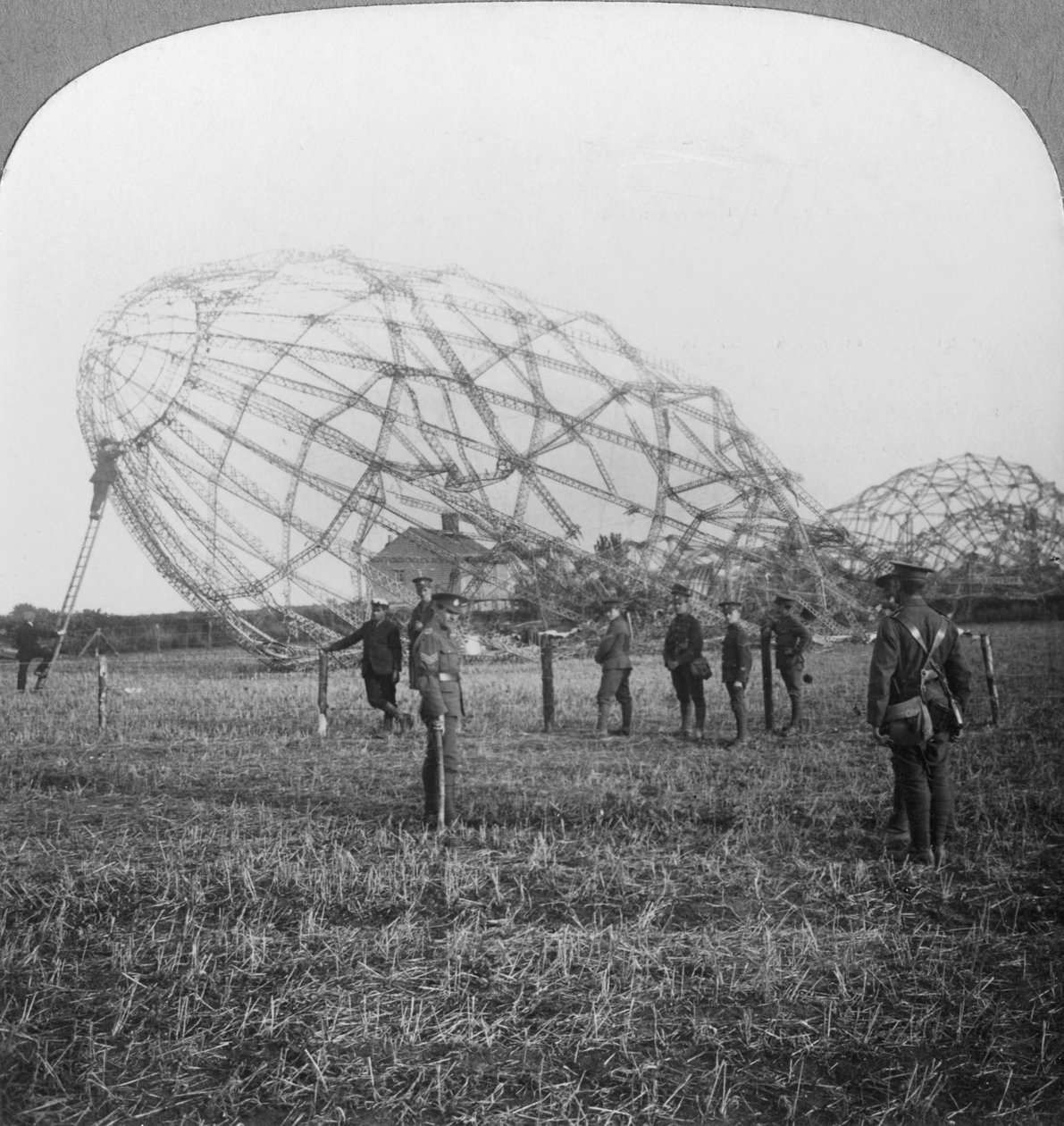 Zeppelin abateu perto de Colchester, Essex, Primeira Guerra Mundial, 1916 de Realistic Travels Publishers