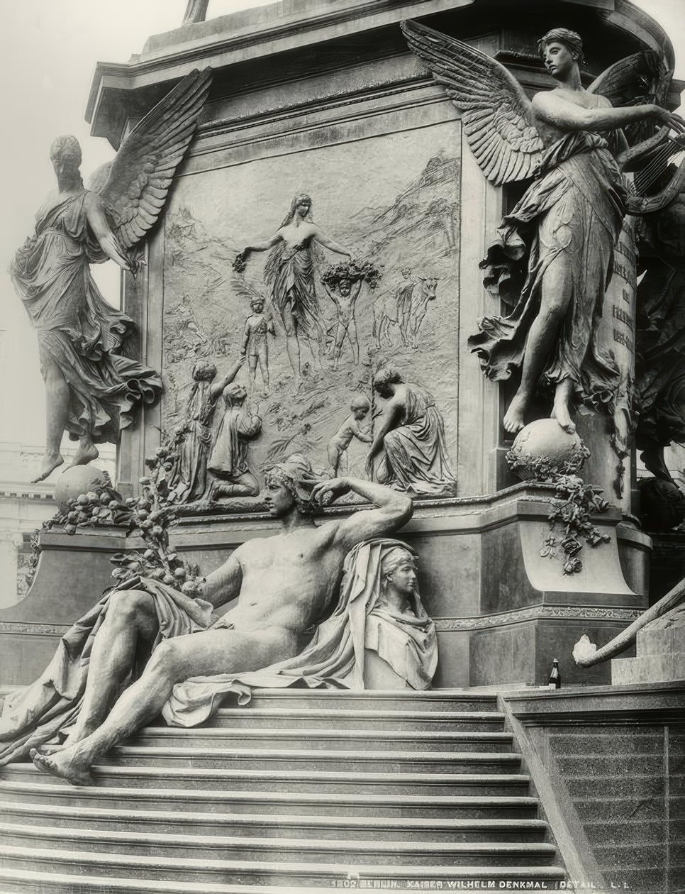Berlim, monumento ao imperador Guilherme I, pedestal de Reinhold Begas