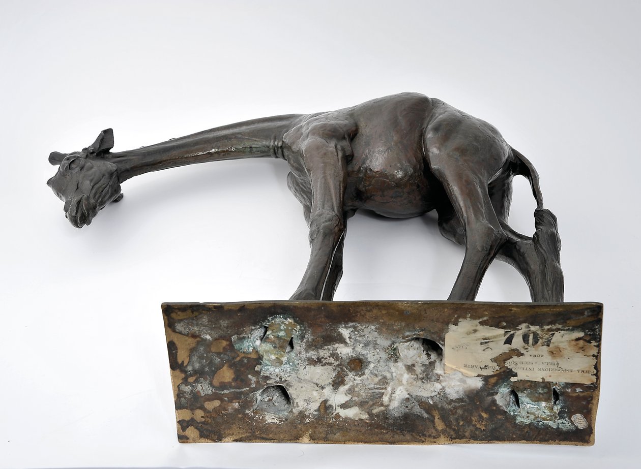Grande girafa com cabeça abaixada, modelado em 1909-10, fundido antes de 1913 (bronze) (ver também 3084917-43) de Rembrandt Bugatti