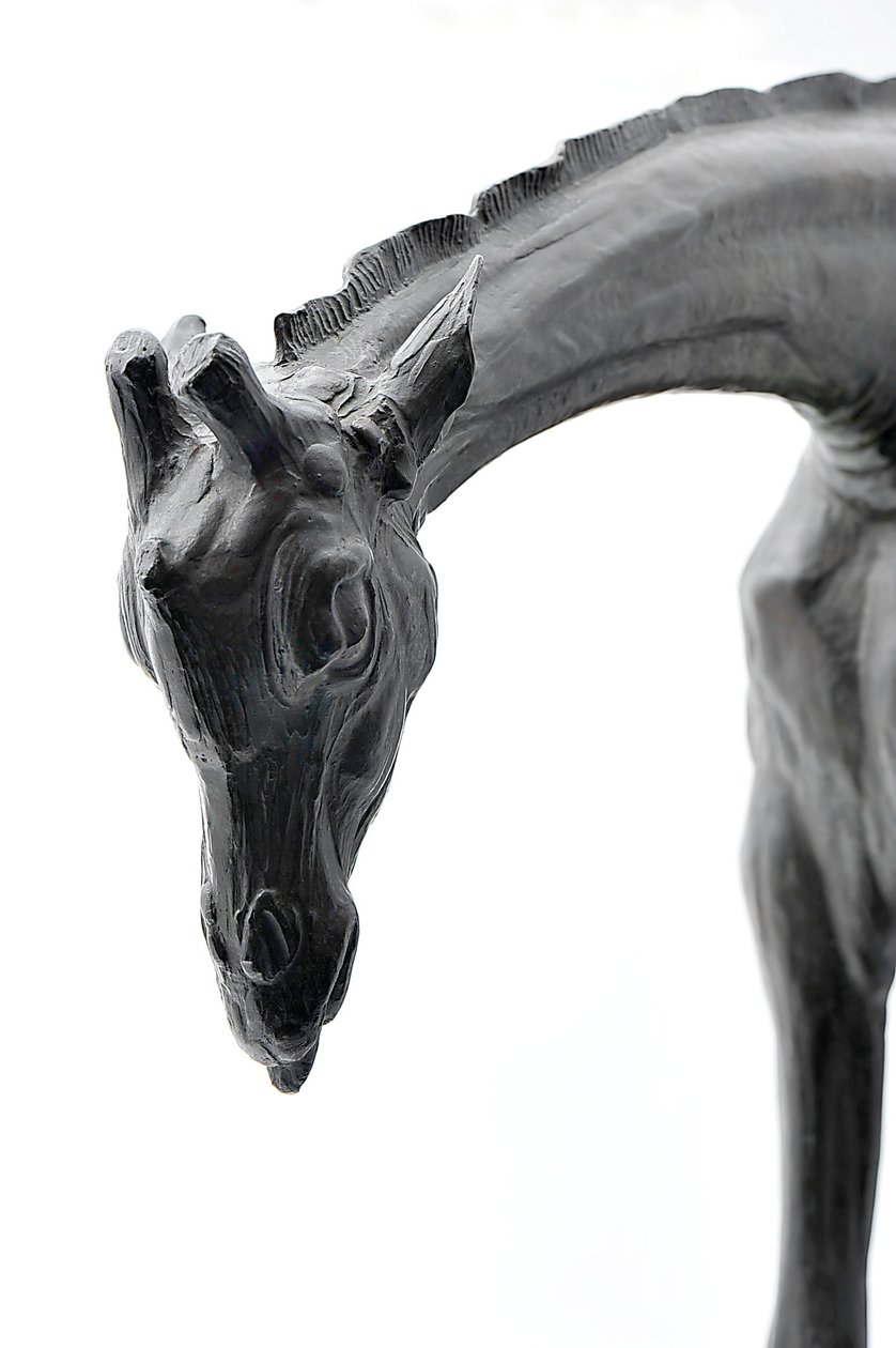Grande girafa com cabeça abaixada, modelado em 1909-10, fundido antes de 1913 (bronze) (ver também 3084917-43) de Rembrandt Bugatti