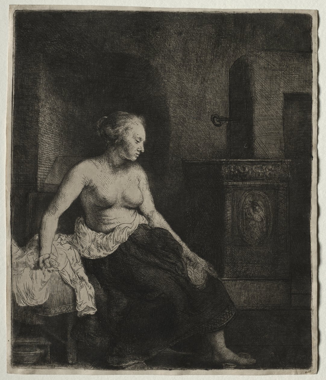 Mulher sentada meio vestida ao lado de um fogão de Rembrandt van Rijn