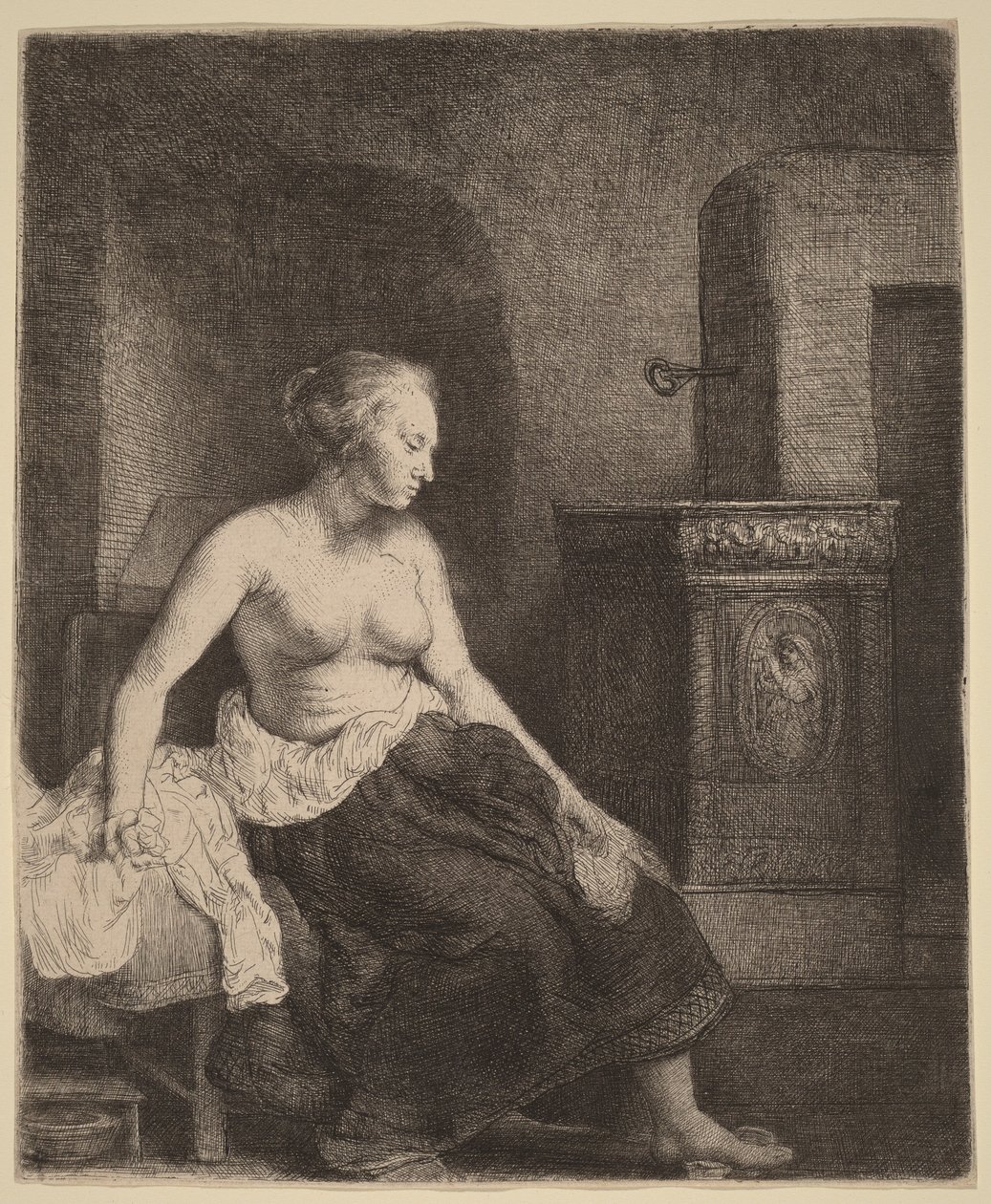 Mulher sentada, sem estar completamente vestida, ao lado de um fogão de Rembrandt van Rijn