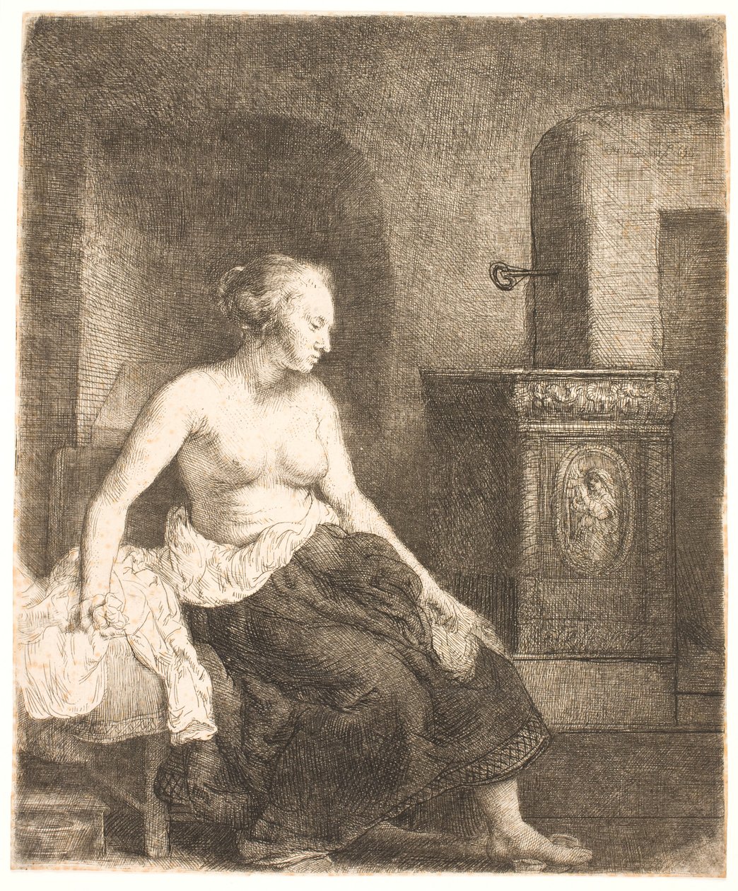 Mulher sentada meio vestida ao lado de um fogão de Rembrandt van Rijn