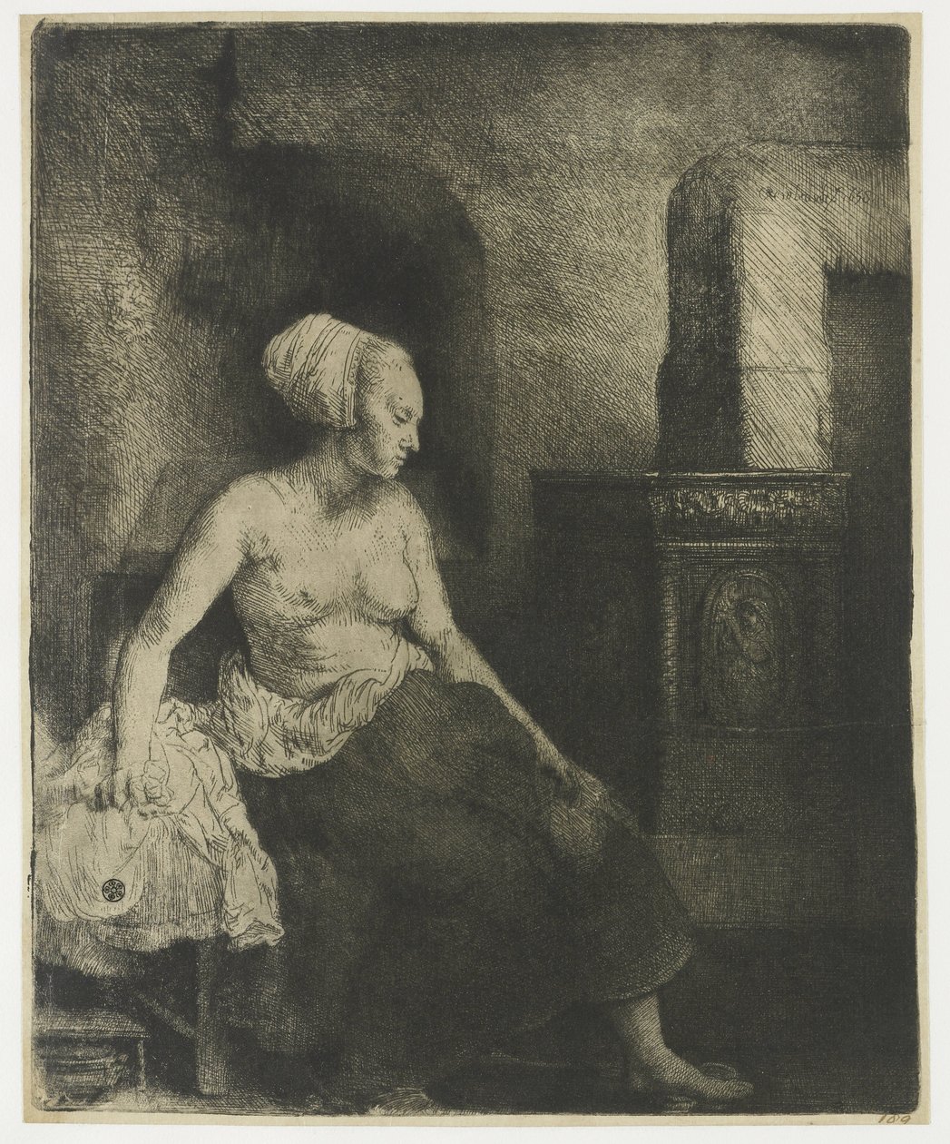 Mulher sentada meio vestida ao lado de um fogão de Rembrandt van Rijn