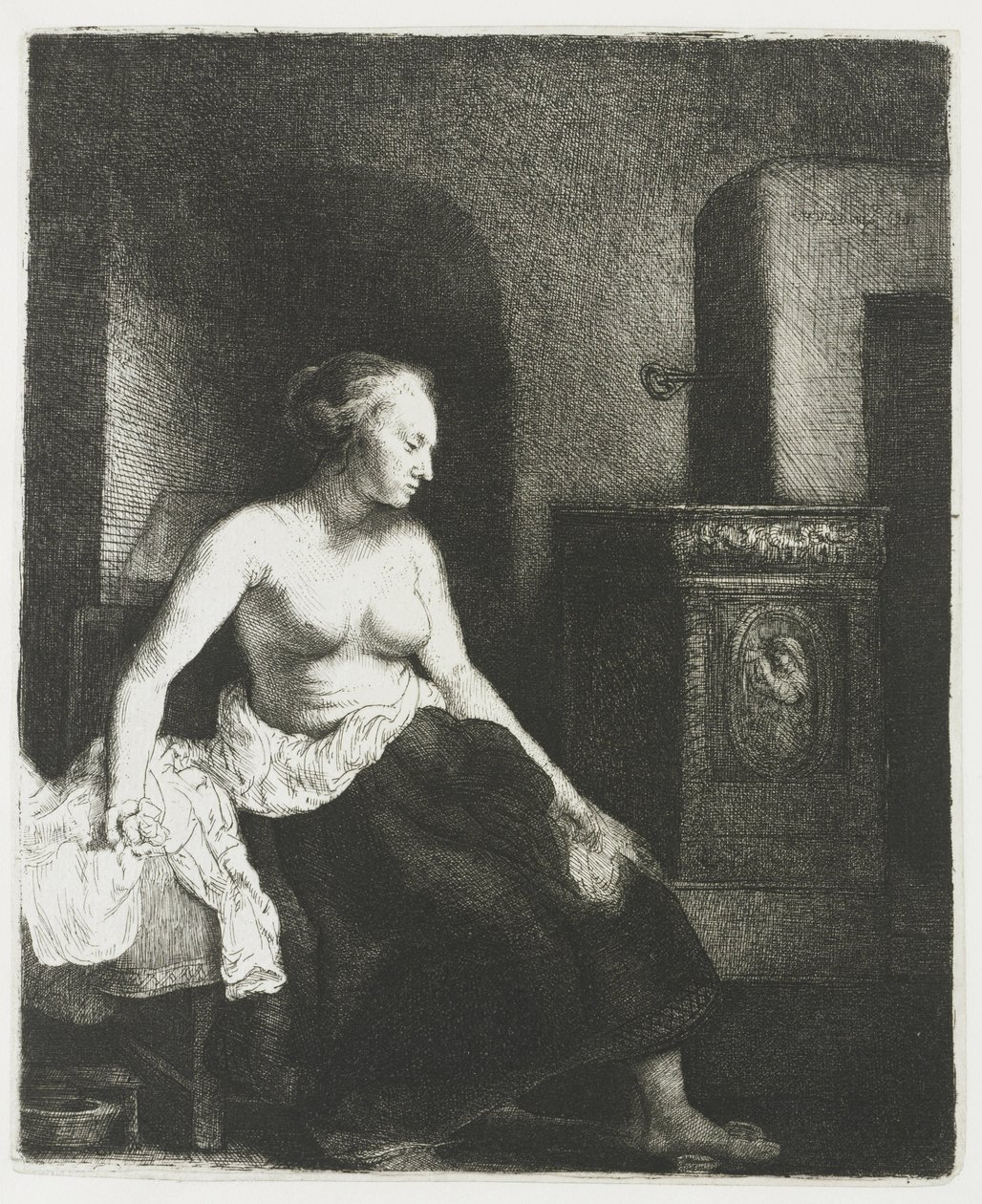 Mulher sentada meio vestida ao lado de um fogão de Rembrandt van Rijn