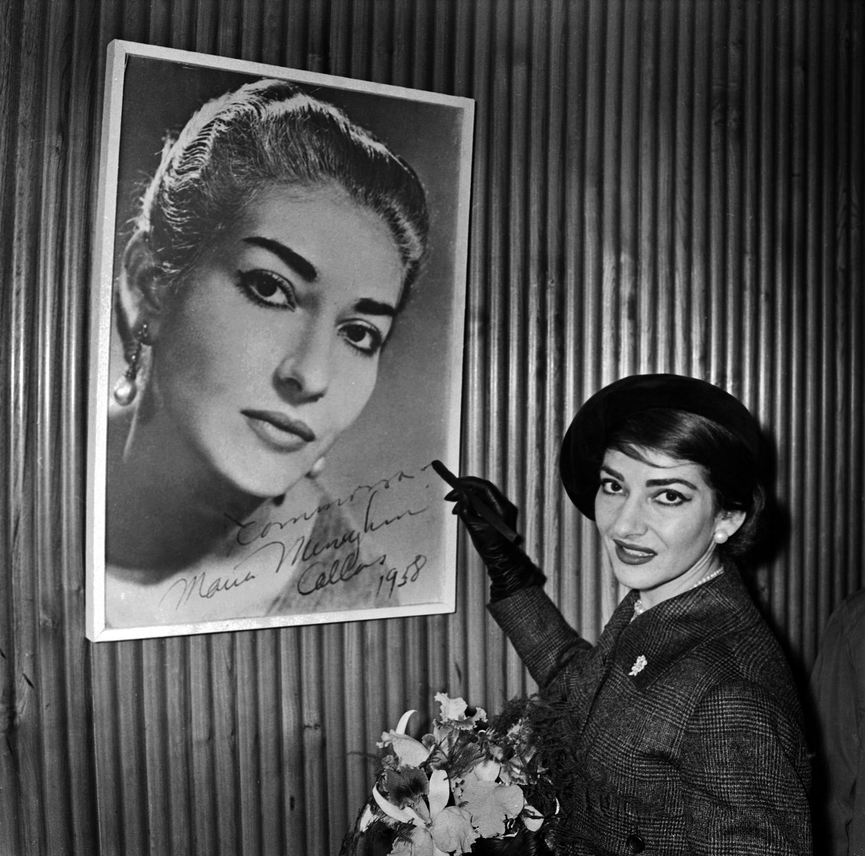 A soprano Maria Callas autografa um dos seus posters no aeroporto de Orly, em Paris, antes de partir para Chicago, a 16 de janeiro de René Saint Paul