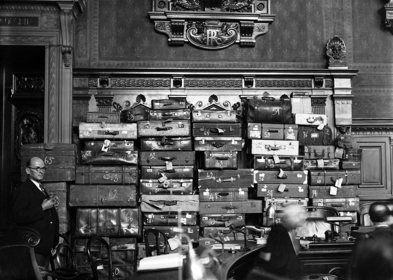 Julgamento do médico Marcel Petiot (assassino em série), março de 1946: Marcel Petiot no banco dos réus, ao fundo: as malas e baús onde colocava os objectos de valor que roubava às suas vítimas) de René Saint Paul