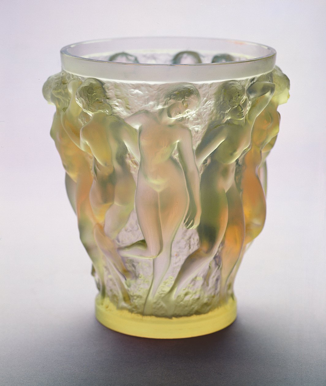 &39;Bacanitos&39;, um vaso opalescente com um friso de fêmeas dançando (vidro) de Rene Jules Lalique