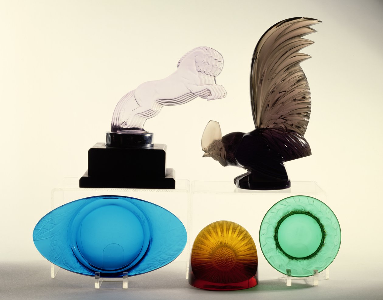 Mascotes de carro, cinzeiros e um peso de papel (vidro) de Rene Jules Lalique