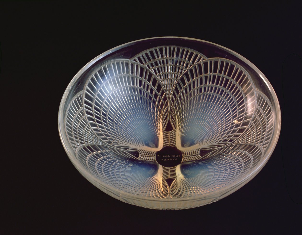 Coquilles, um vaso de vidro opalescente moldado com conchas de vieira sobrepostas por Lalique de Rene Jules Lalique