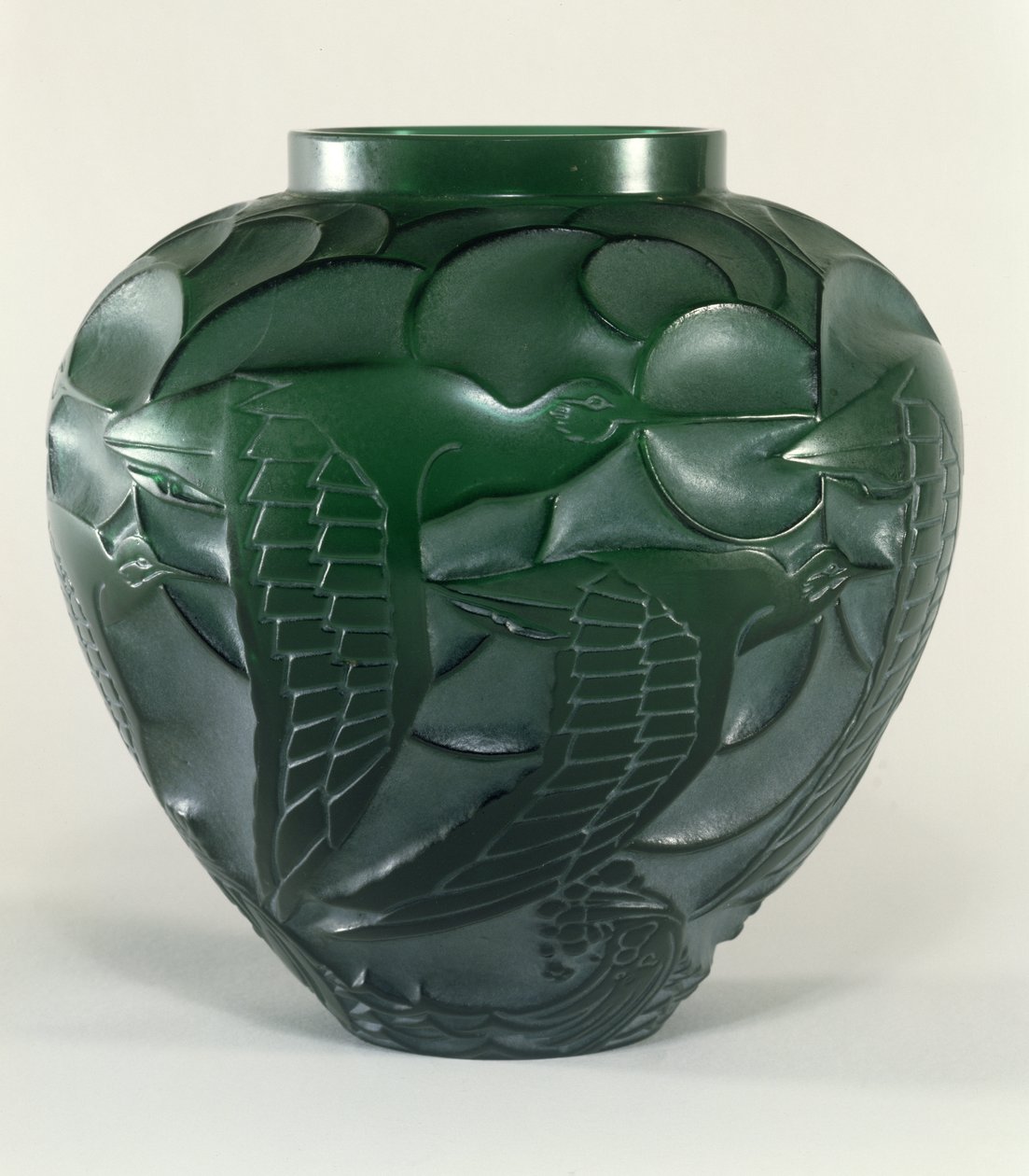 Vaso de maçarico, 1931 (pátina verde e branca em vidro verde) de Rene Jules Lalique