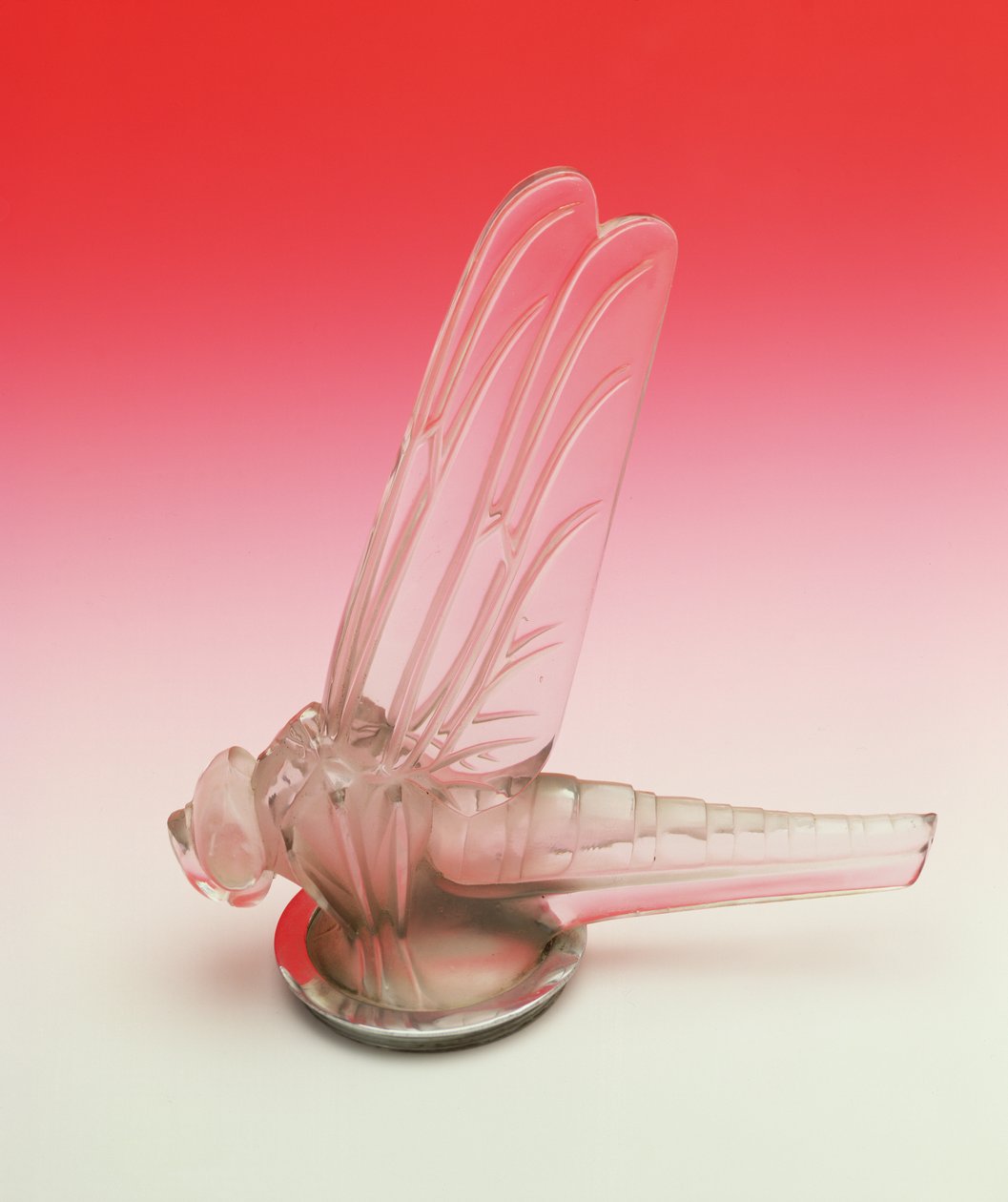 Mascote de carro Lalique de uma libélula com asas abertas de Rene Jules Lalique