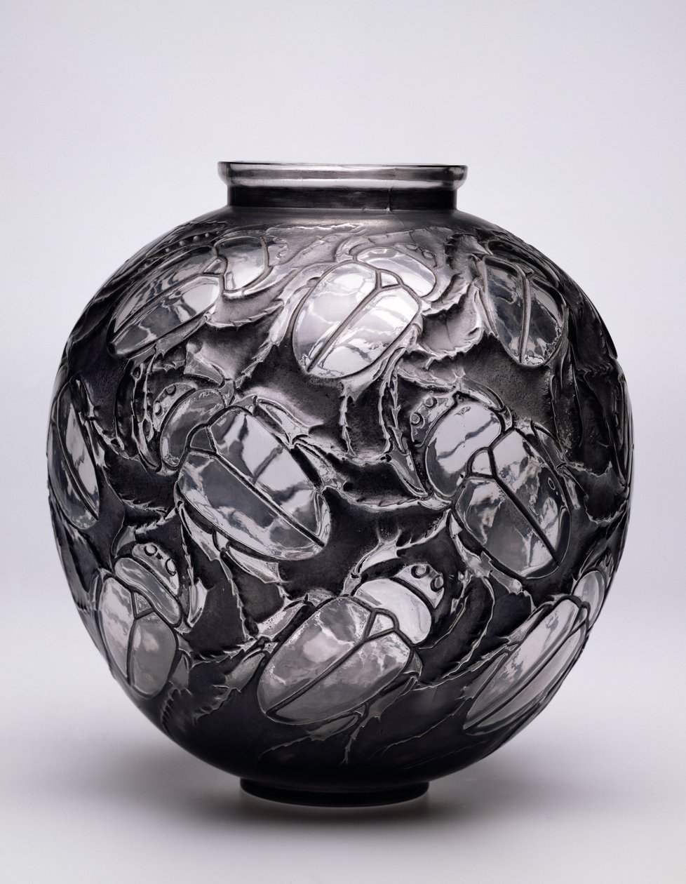 Large Scarabs Vase, 1923 (pátina preta e vidro moldado) de Rene Jules Lalique