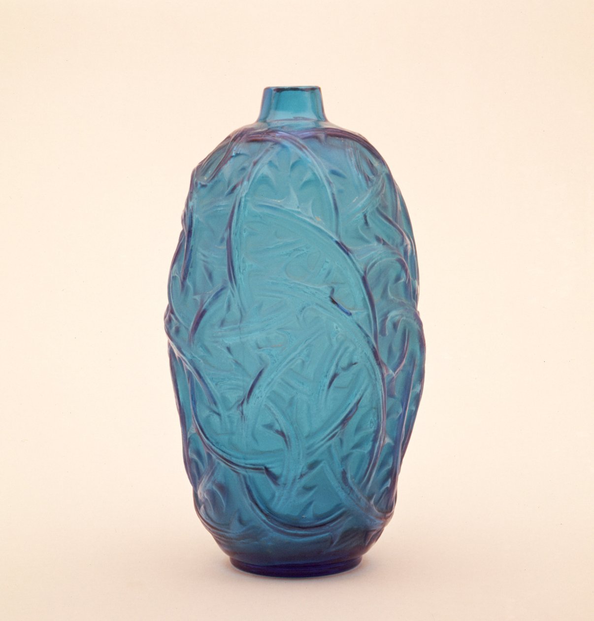 Vaso opaco leitoso com traços de matização manual, c.1902 (vidro) de Rene Jules Lalique