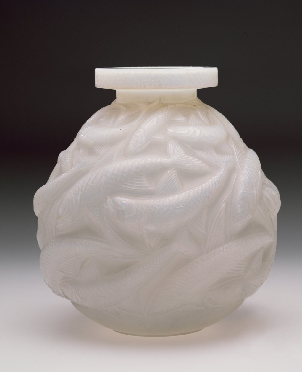 Vaso Salmon, 1928 (vidro branco opalescente) de Rene Jules Lalique