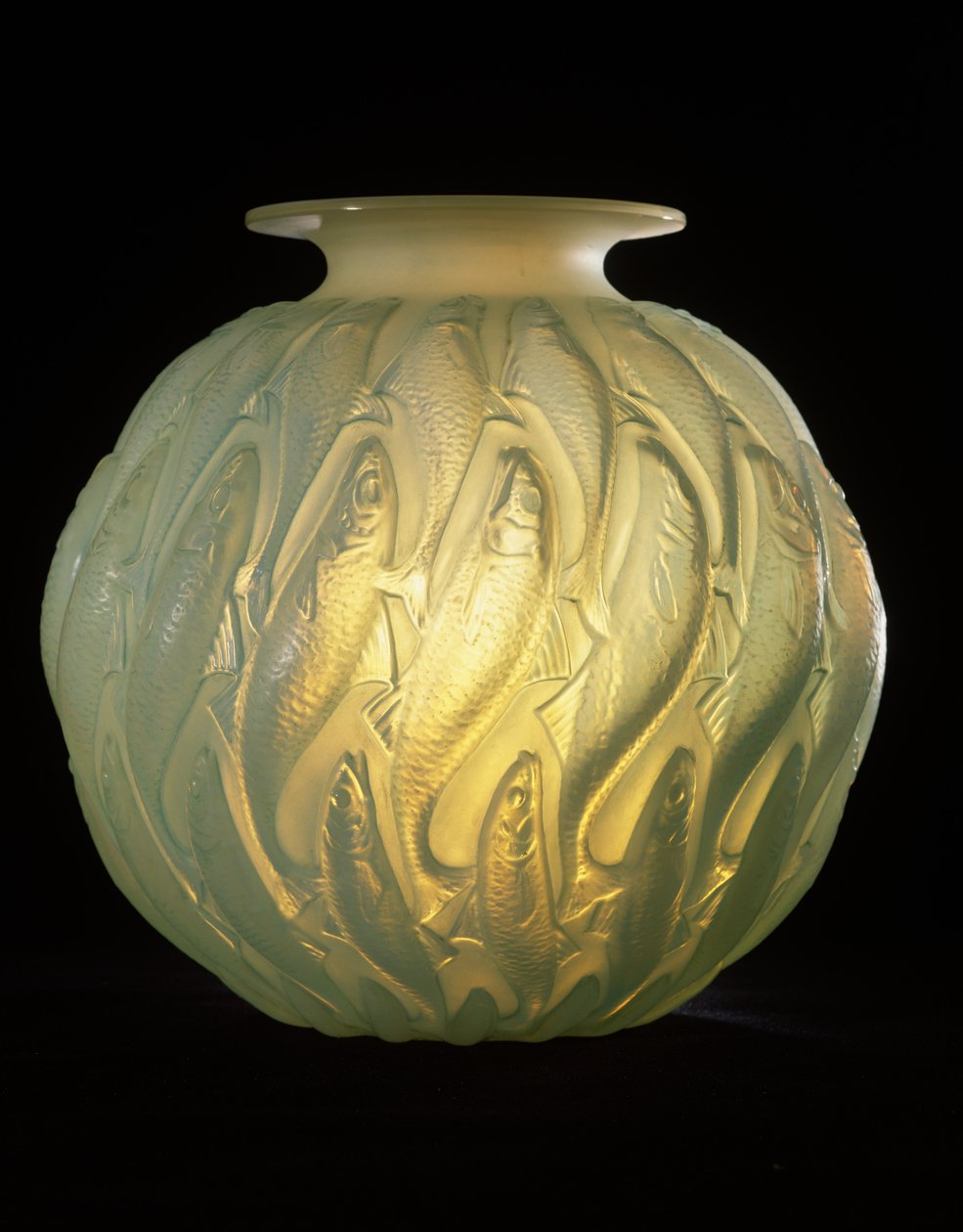 Vaso Salmon, 1928 (vidro branco opalescente) de Rene Jules Lalique