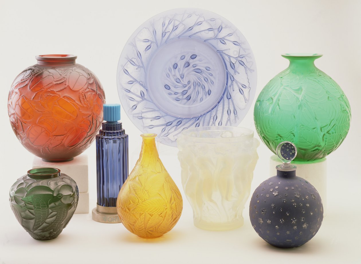 Seleção de vasos: &39;Gros Scarabees&39;, &39;Anvers&39; azul bowl, &39;Milan&39;, &39;Forest&39; verde vaso, &39;Danaides&39;, &39;Sauge&39;, &39;Bacchantes&39;, &39;Farandole&39; frasco de perfume (vidro) de Rene Jules Lalique