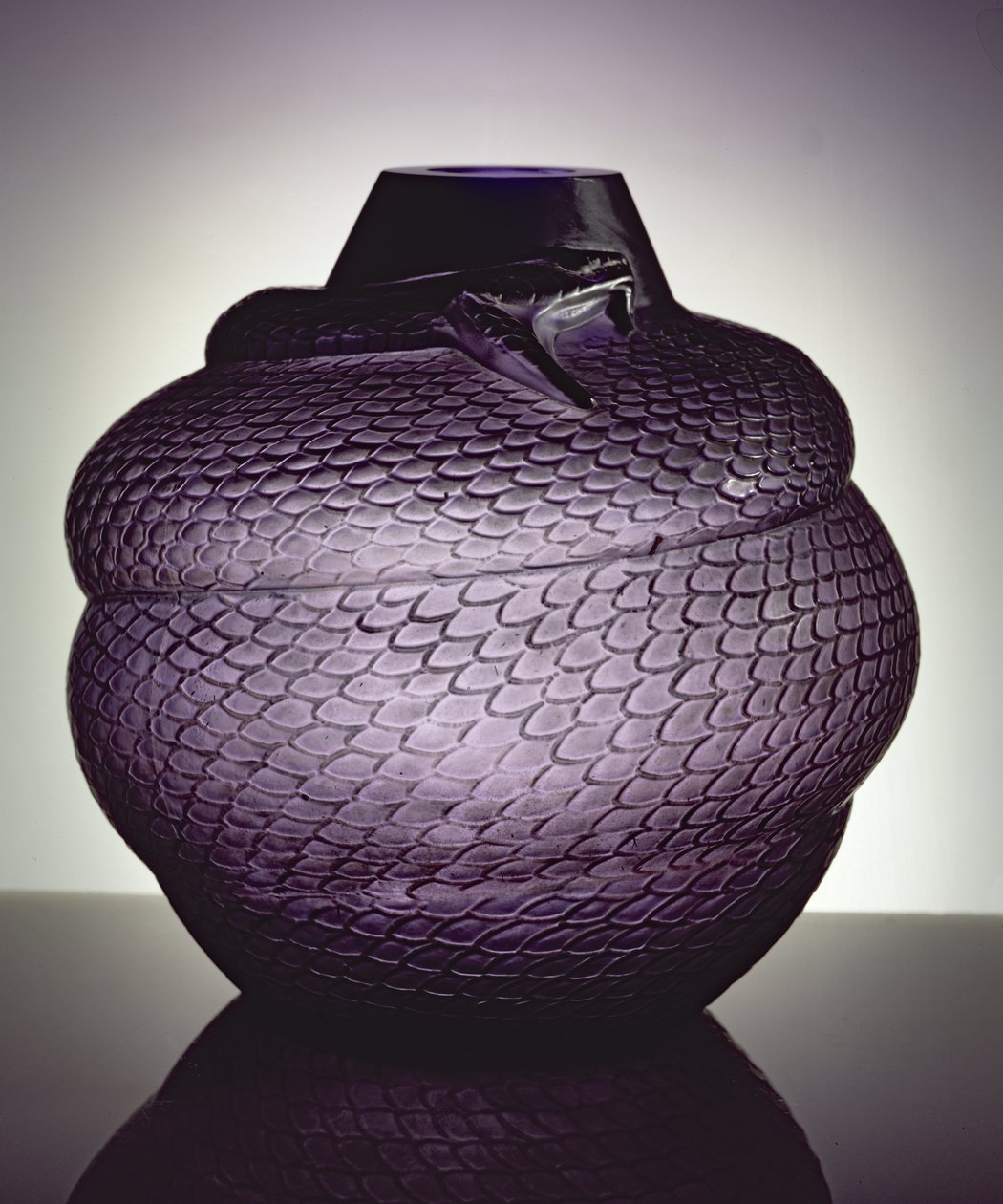 Vaso da Serpente, 1924 (vidro roxo soprado pelo molde) de Rene Jules Lalique