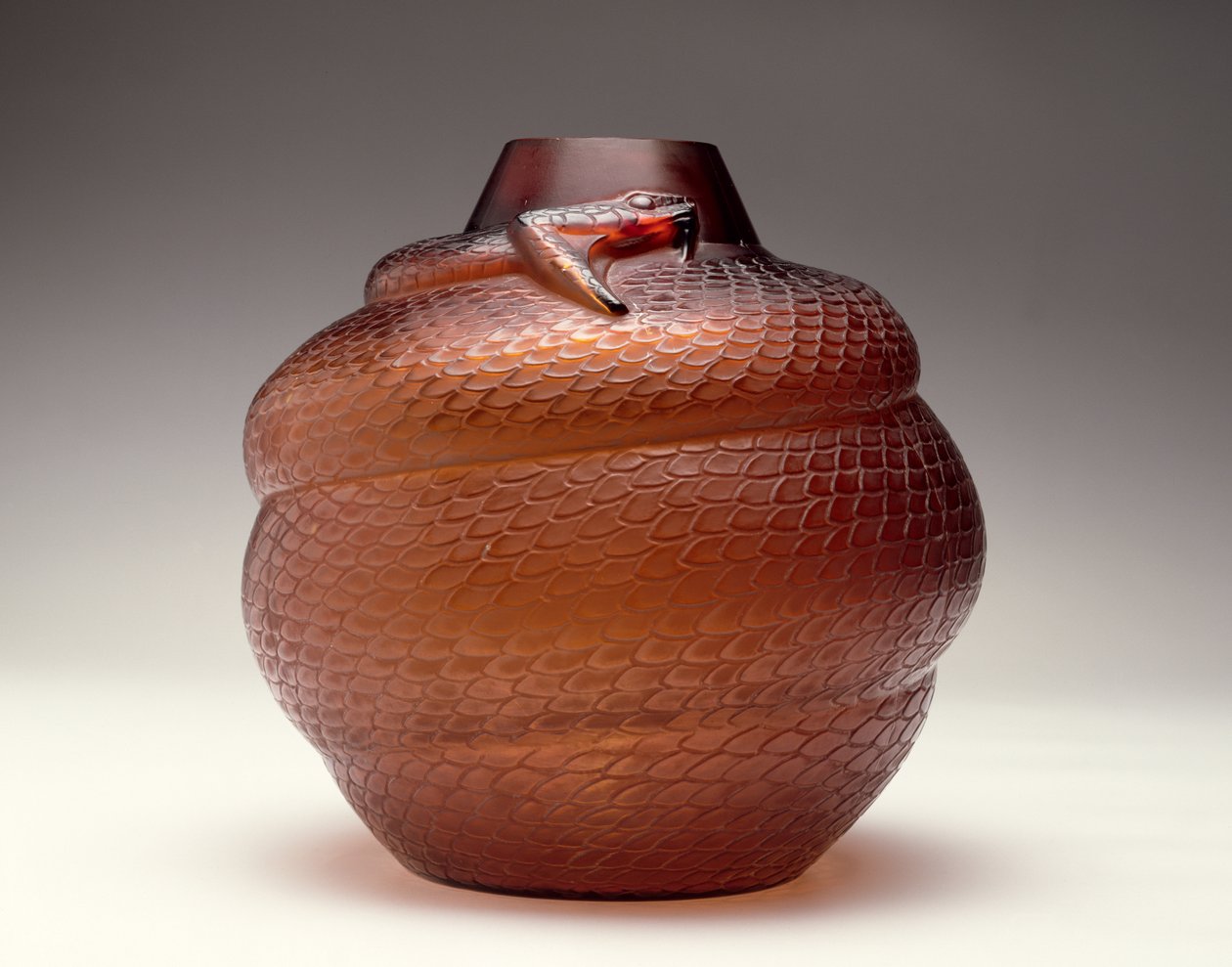 Serpente, vaso de vidro âmbar por R. Lalique, 1924 de Rene Jules Lalique