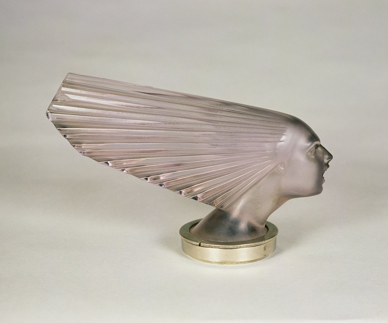 &39;Victoire&39;, O espírito do vento, mascote de carro de vidro fosco e claro, com tom de ametista pálido, por Rene Lalique (1860-1945) de Rene Jules Lalique