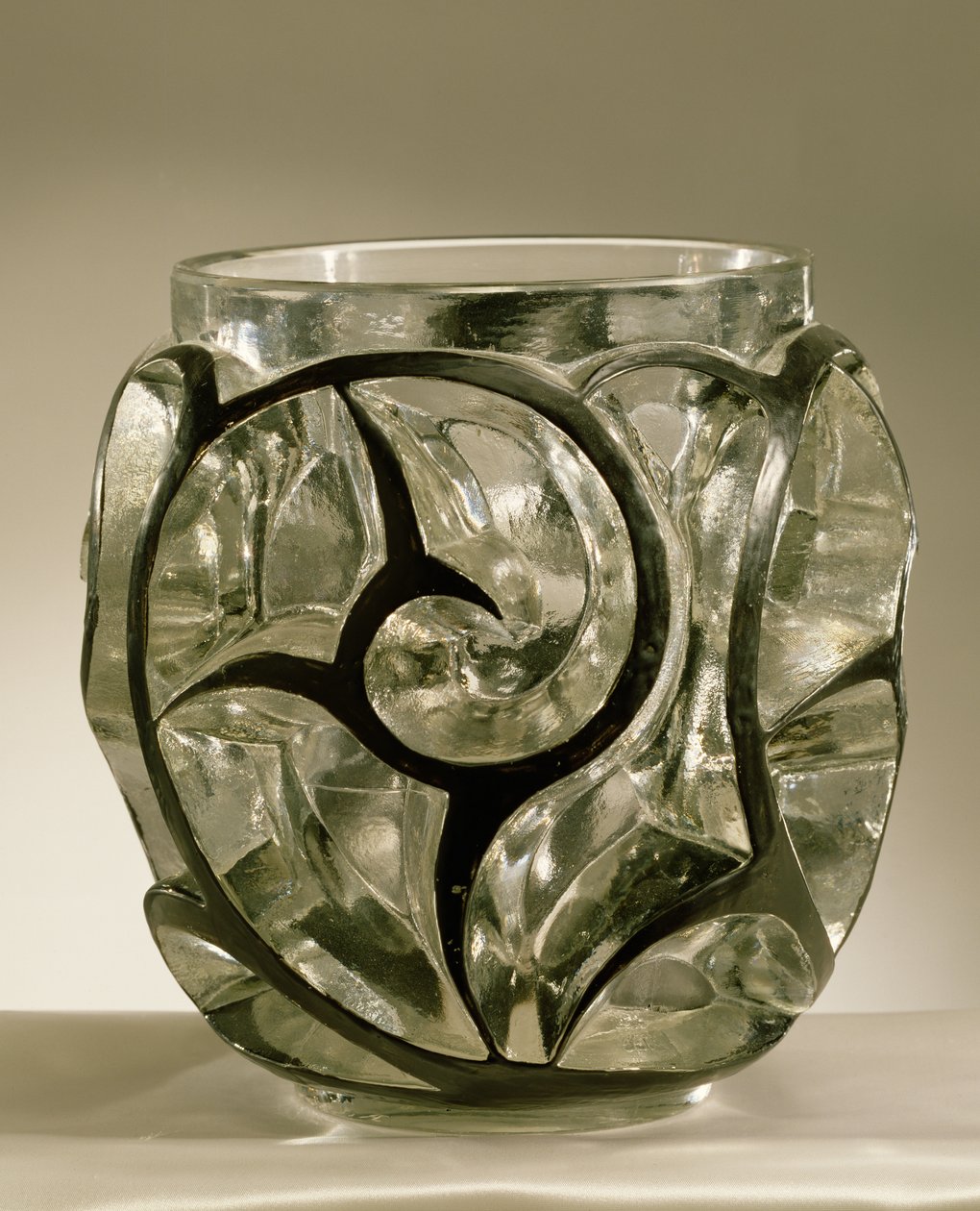 Whirpools Vase, 1926 (esmalte preto moldado a pressão em vidro transparente) de Rene Jules Lalique
