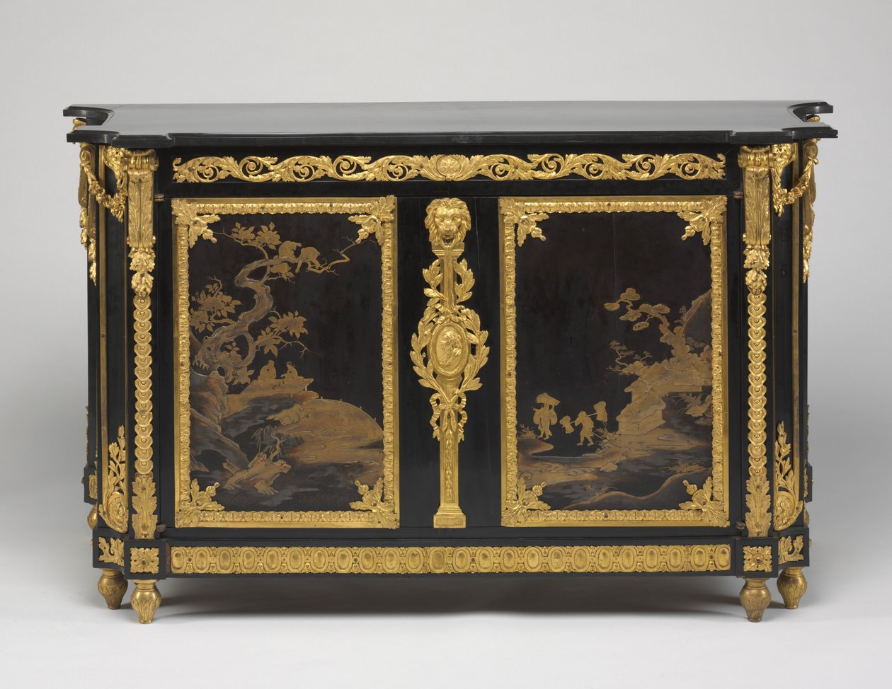 Cômoda (cômoda), c.1765-1770 (folheado de ébano com painéis de laca japonesa, suportes de bronze dourado e tampo de mármore) de Rene Dubois
