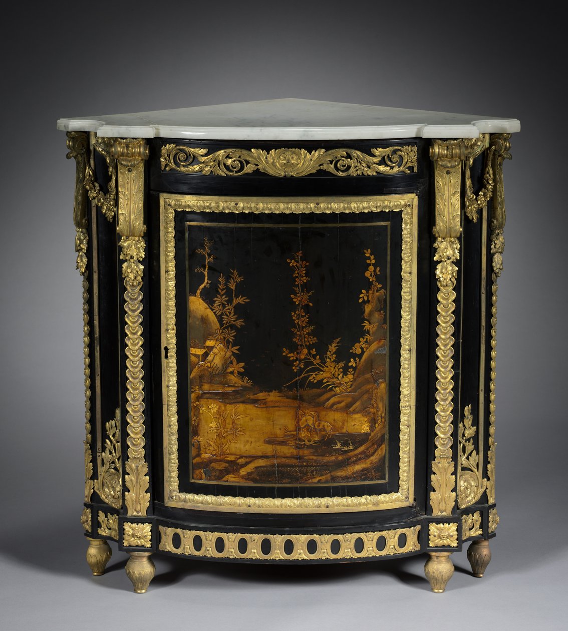 Gabinete de canto, c.1765-1770 (folheado de ébano, laca japonesa, suportes de bronze dourado) de Rene Dubois