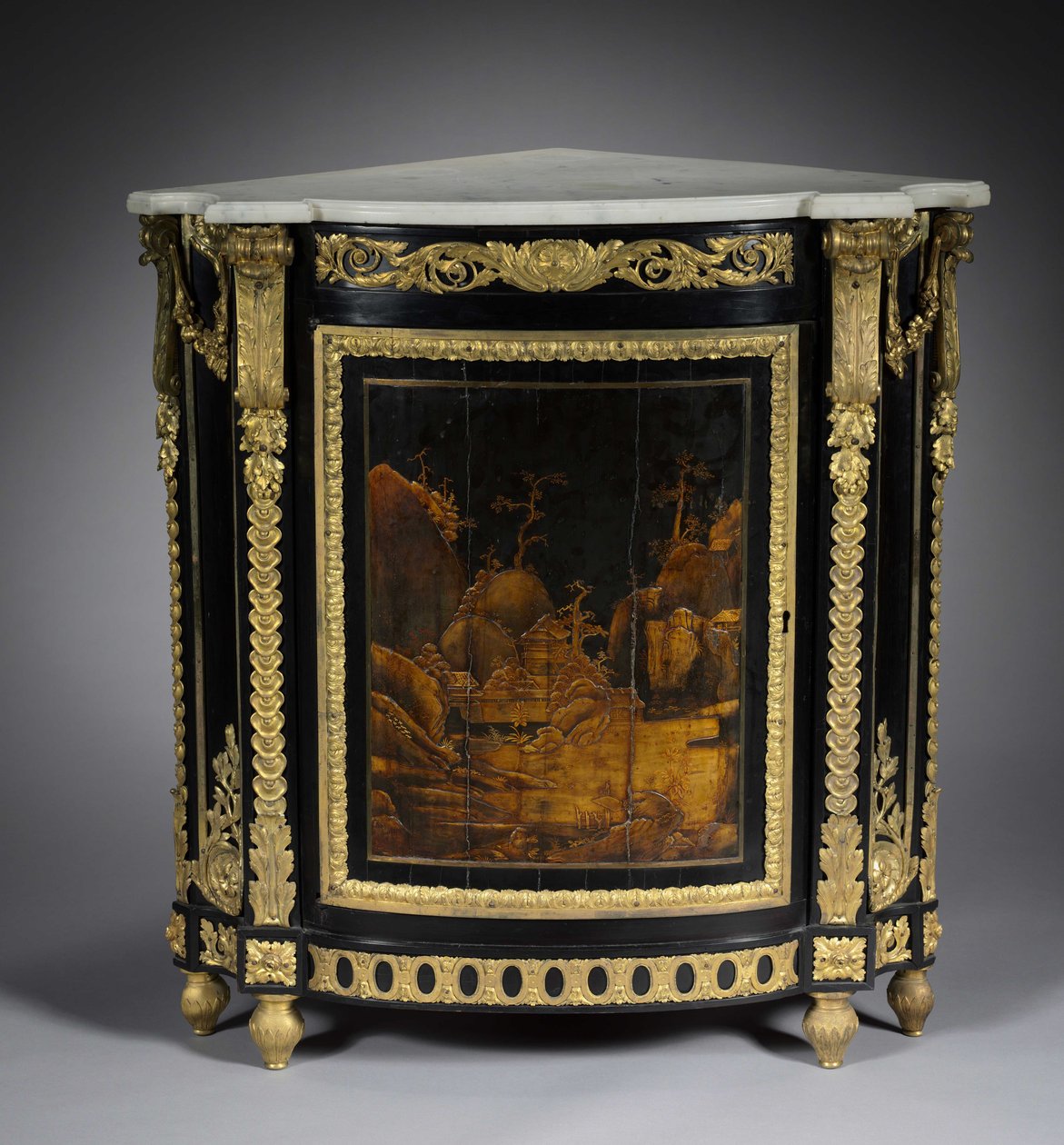 Armário de canto, c.1765-1770 (folheado de ébano, verniz japonês, montagens em bronze dourado) de Rene Dubois