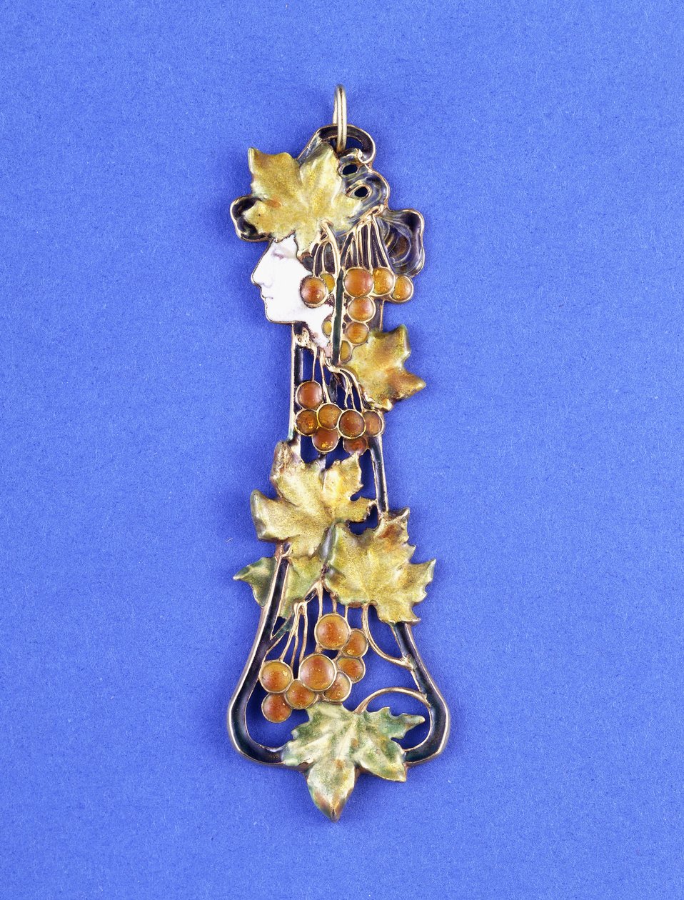 Um pingente Lalique, formado como uma cabeça de donzela Art Nouveau em perfil, c.1900 (metal, esmalte) de Rene Jules Lalique