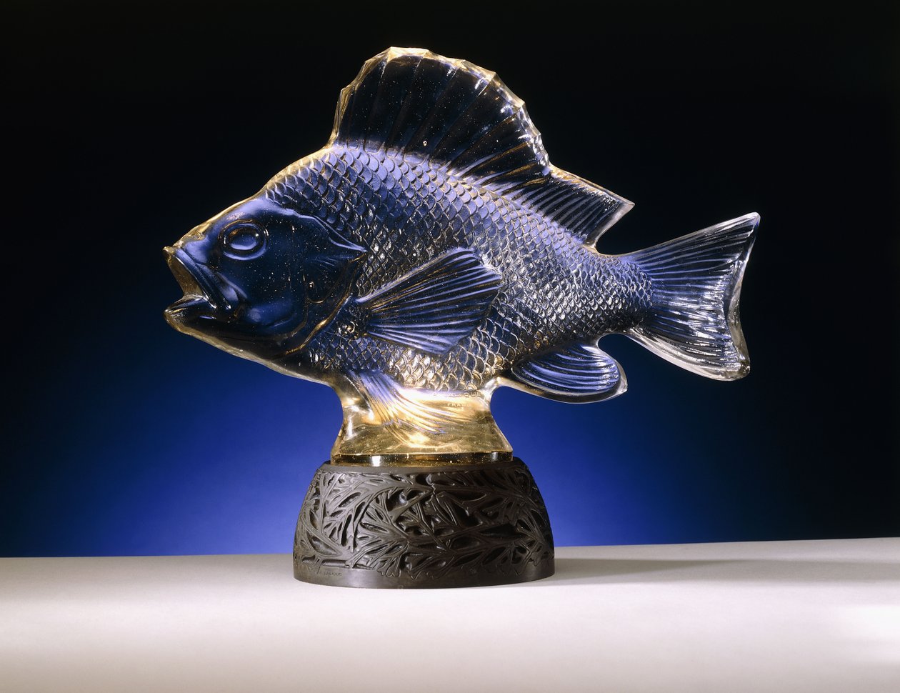 Uma carpa com barbatana dorsal e cauda de Rene Jules Lalique