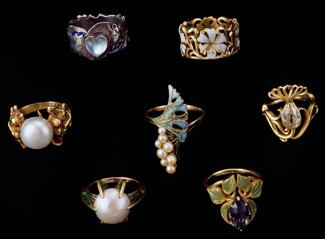 Anéis de ouro, prata e cobre com esmalte, opala, pérolas, ametistas e diamantes brilhantes de Rene Jules Lalique