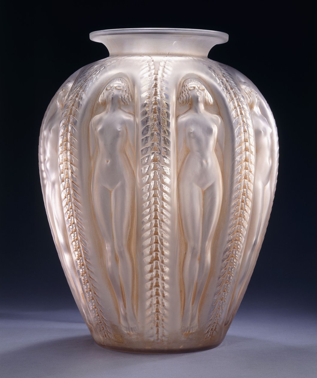 Luxembrourg, um vaso de vidro moldado monumental, de Rene Jules Lalique