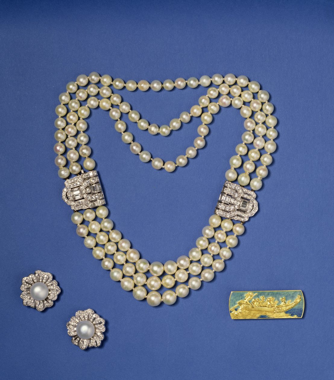 Seleção de jóias de pérola: colar de pérolas de três linhas com clipes de diamante; Bouton em forma de brincos de pérola de cultura Southsea; broche de ouro e esmalte de Lalique, c.1900 (pérola) de Rene Jules Lalique