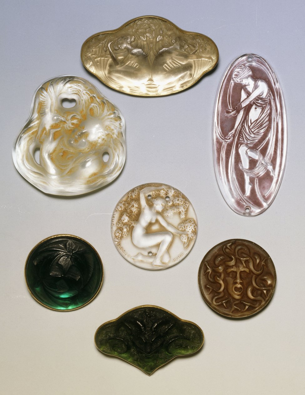 Vários broches de vidro, selos e pingentes de Rene Jules Lalique