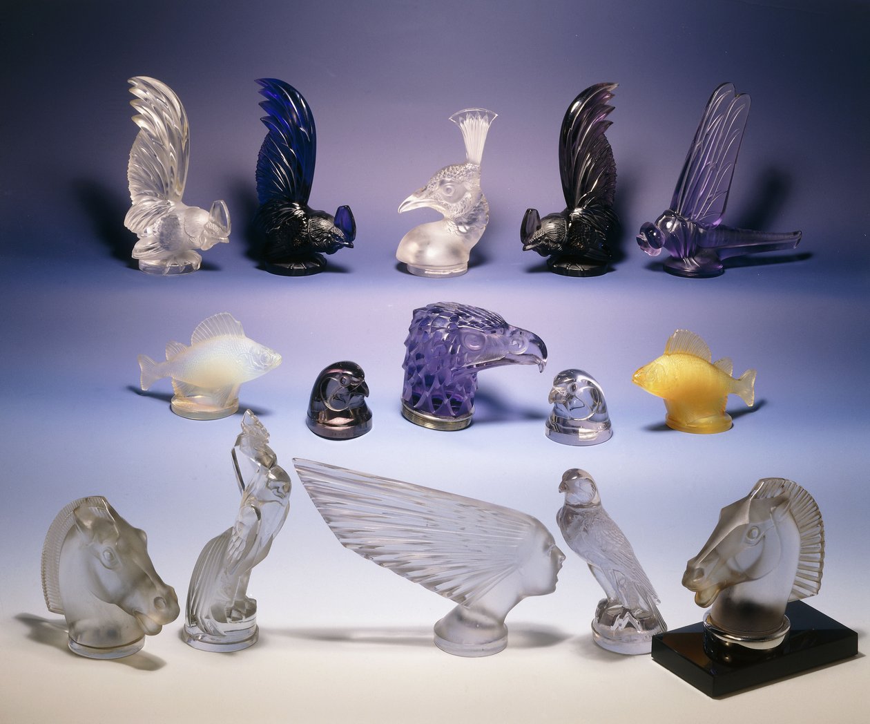 Vários mascotes de carros de vidro (de pássaros, peixes, cavalos e uma cabeça humana) de Rene Jules Lalique