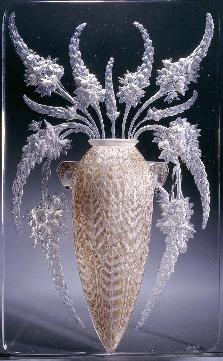 Vase Veronique; um de um par de apliques de vidro moldado, de Rene Jules Lalique