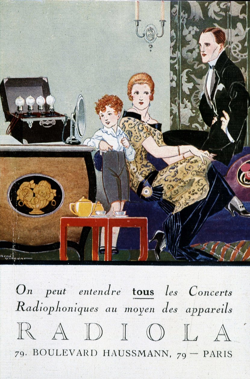 Cartão Postal de Publicidade na Rádio Rádio (TSF): "Todos os concertos de rádio podem ser ouvidos usando dispositivos Radiola". sd. circa 1919. Ilustração de René Vincent, conhecido como Rene Mael (1879-1936). de Rene Vincent