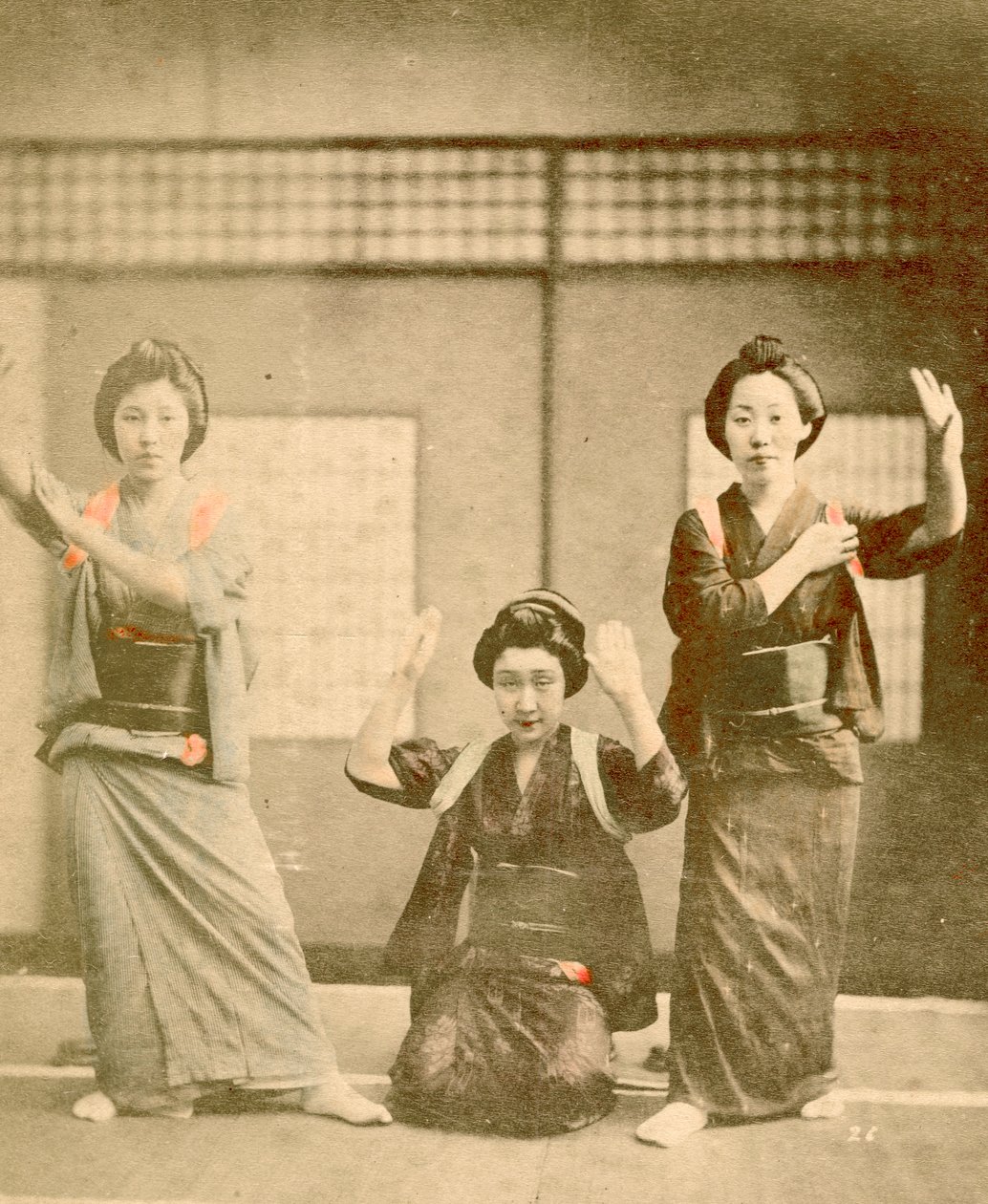 Garotas dançando c.1896 (foto) de Renjo Shimooka