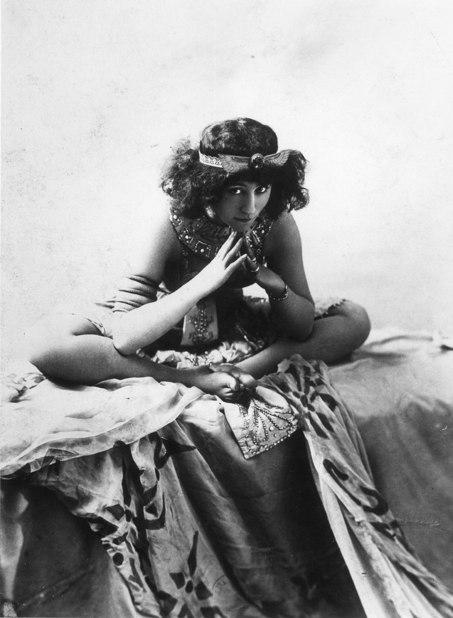 Colette (1873-1954) atuando em &39;Egyptian Reve&39;, 1907 de Reutlinger Studio