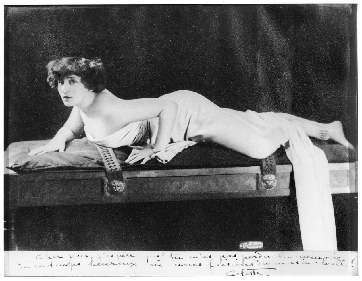 Colette (1873-1954) posando em 1909 (veja também 215403) de Reutlinger Studio