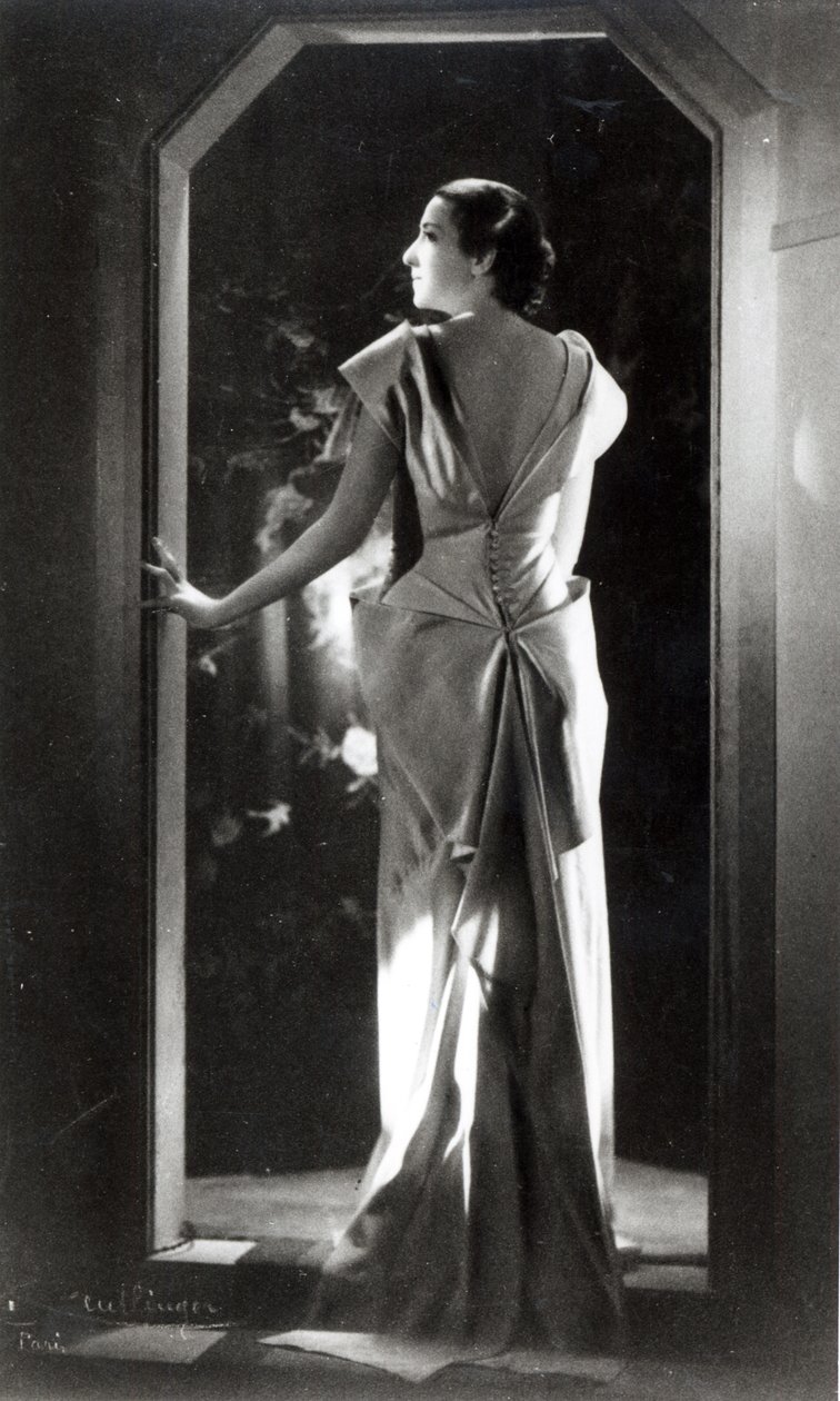 Vestido desenhado por Madeleine Vionnet (1876-1975) de Reutlinger Studio