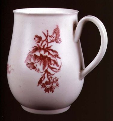 Caneca de Derby que descreve um pulverizador floral (cerâmico) de Richard Holdship