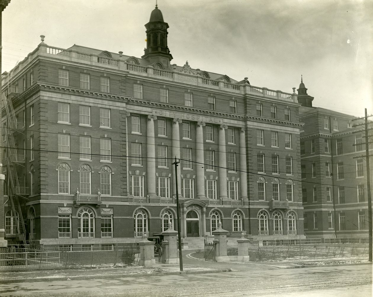 Edifício principal do Hospital da Cidade em 1910 de Richard Moore