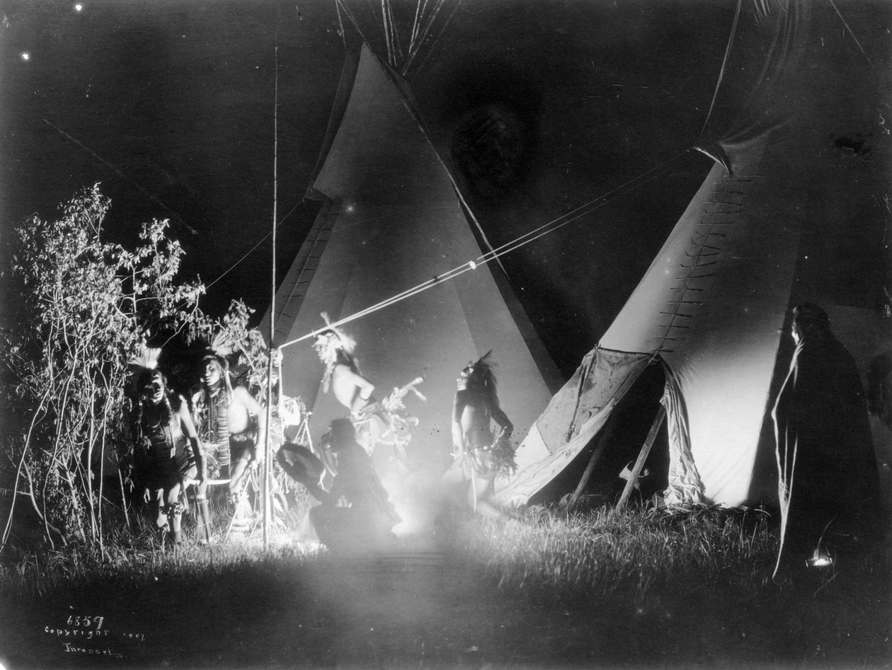Dançando à luz do fogo, 1907 de Richard Throssel