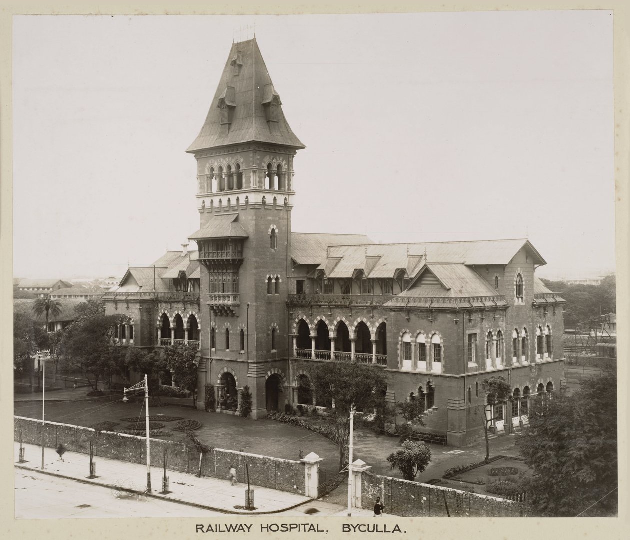 Hospitais Hospital Byculla Railway, Índia, c 1930 de John Pardon