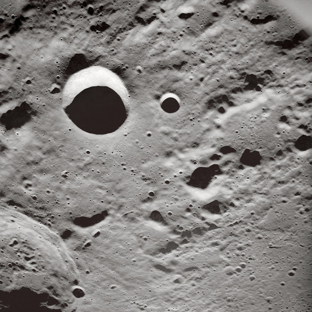 "Longas sombras na superfície lunar de John Pardon