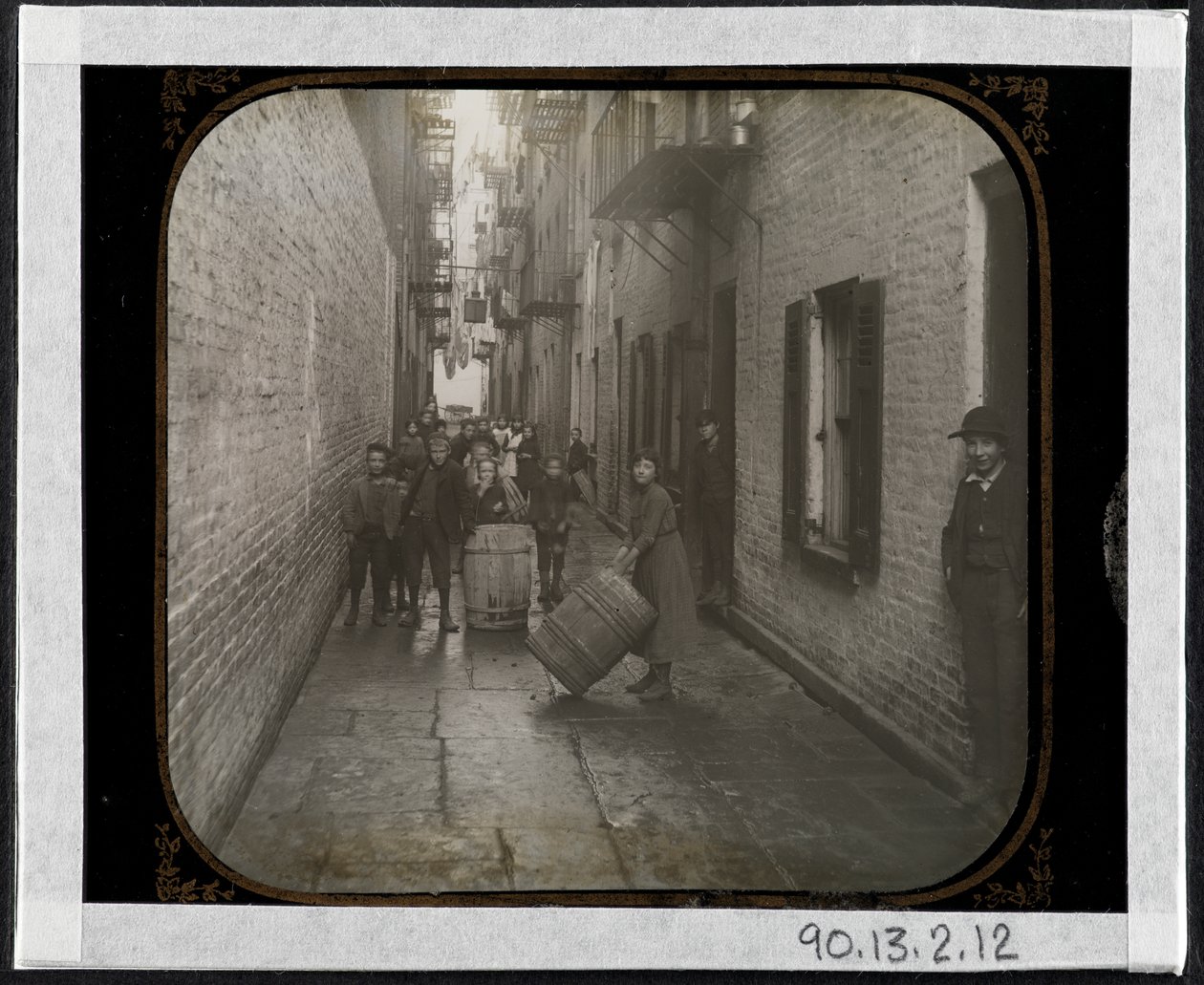 Gotham Court, 38 Cherry Street, c.1890 (impressão em gelatina de prata) de Richard Hoe Lawrence