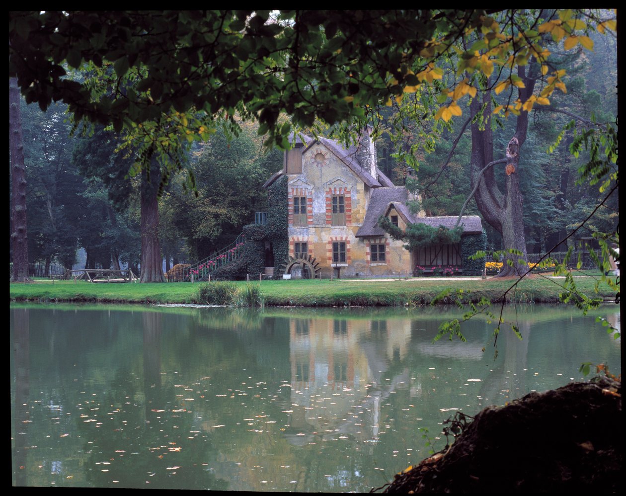 O Hameau de la Reine - A Casa da Rainha no Hameau de la Reine Marie Antoinette, no parque do Chateau de Versailles. de Richard Mique