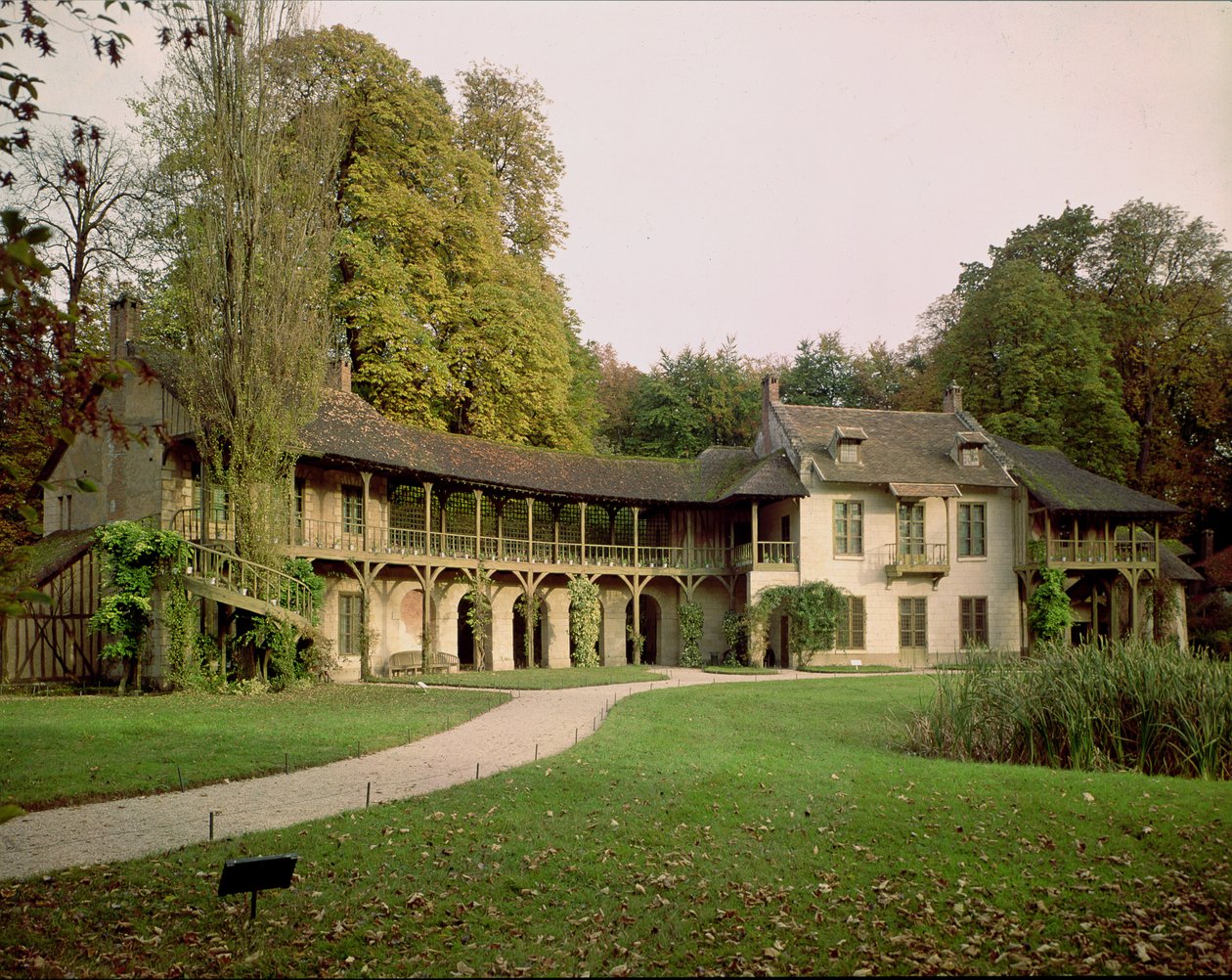 O Hameau de Marie-Antoinette (1755-93), construído em 1783-86 de Richard Mique